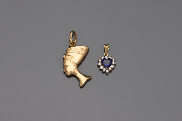 Pendentif Nefertiti en or jaune (585) - Poids : 2.2 g - On joint un pendentif C…