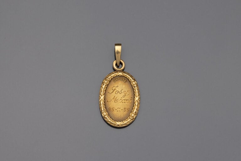 Pendentif ovale en or jaune "+ qu'hier - que demain" - Poids : 2.7 g - H : 2.5…