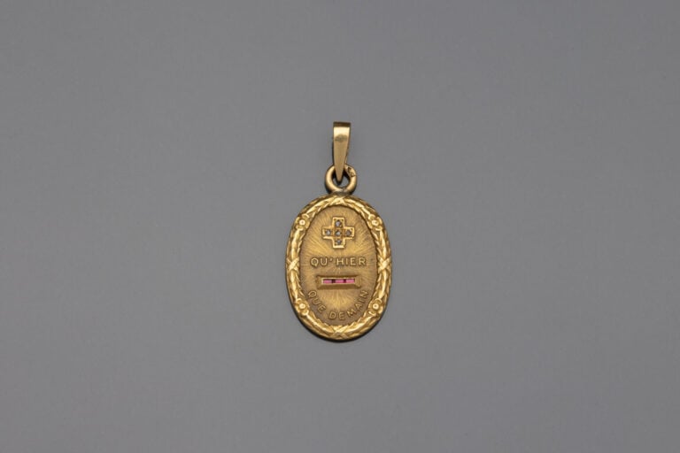 Pendentif ovale en or jaune "+ qu'hier - que demain" - Poids : 2.7 g - H : 2.5…