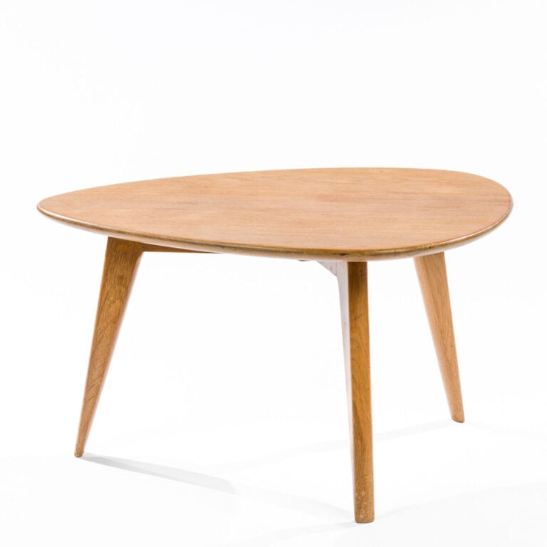 Perreau Frères - Table basse en chêne, plateau de forme libre reposant sur un p…