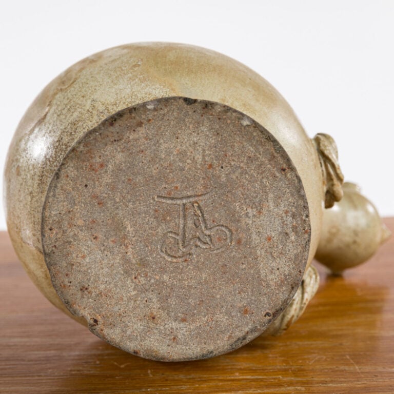 Pierre PIGAGLIO (1913-?) - Pichet zoomorphe en céramique émaillée beige nuancée…