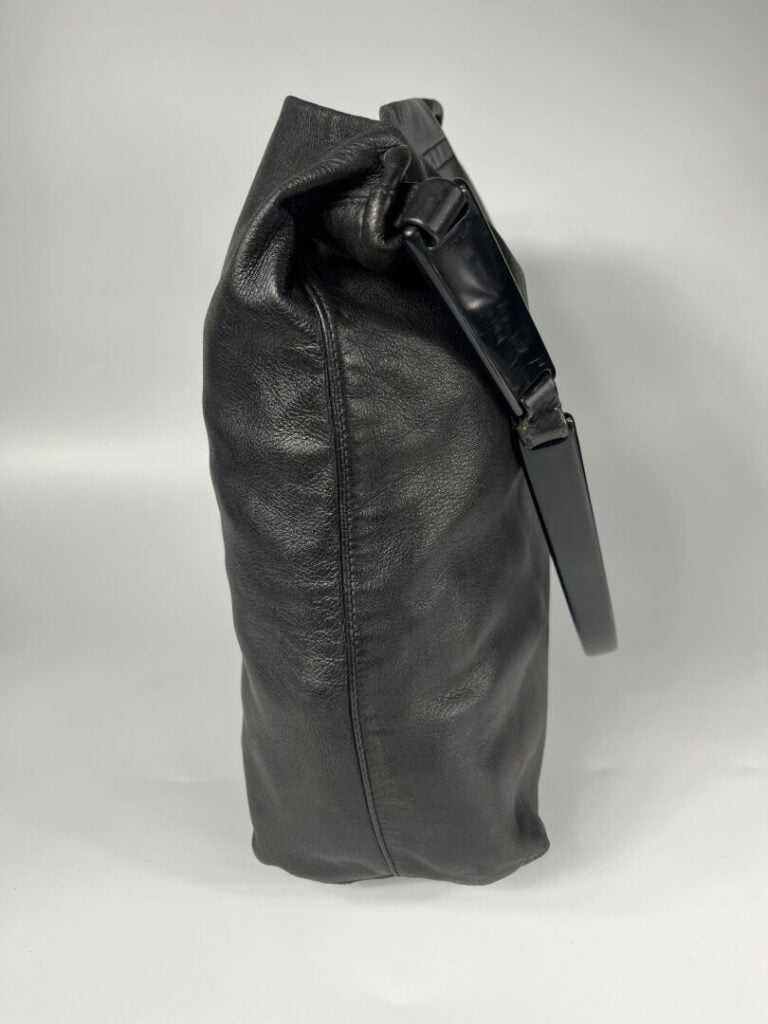 PRADA - Sac seau en agneau noir souple, porté épaule, anse en résine noire arti…