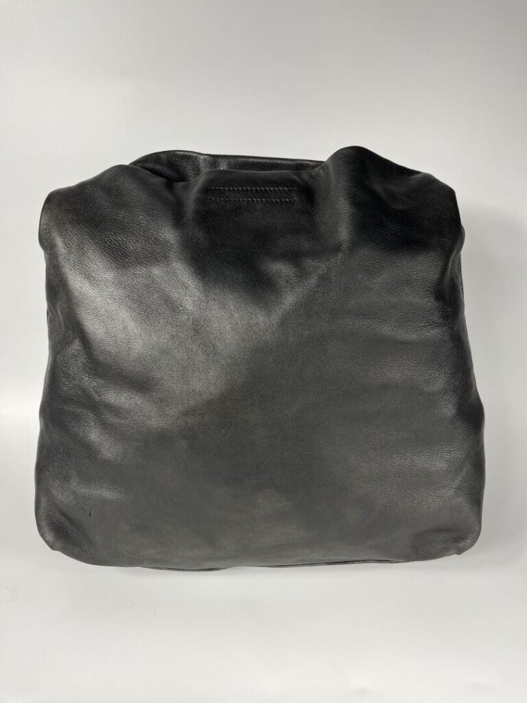 PRADA - Sac seau en agneau noir souple, porté épaule, anse en résine noire arti…