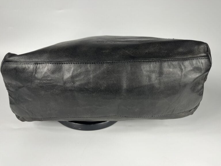 PRADA - Sac seau en agneau noir souple, porté épaule, anse en résine noire arti…