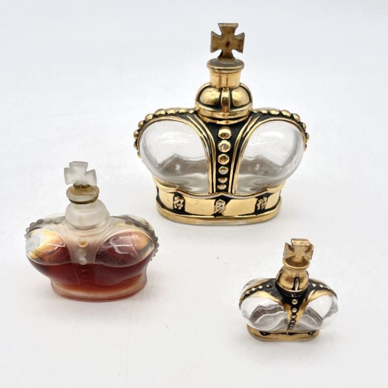 PRINCE MATCHABELLIi, (1950), 3 flacons en verre blanc et or - H. 4,5, 6 et 10 c…