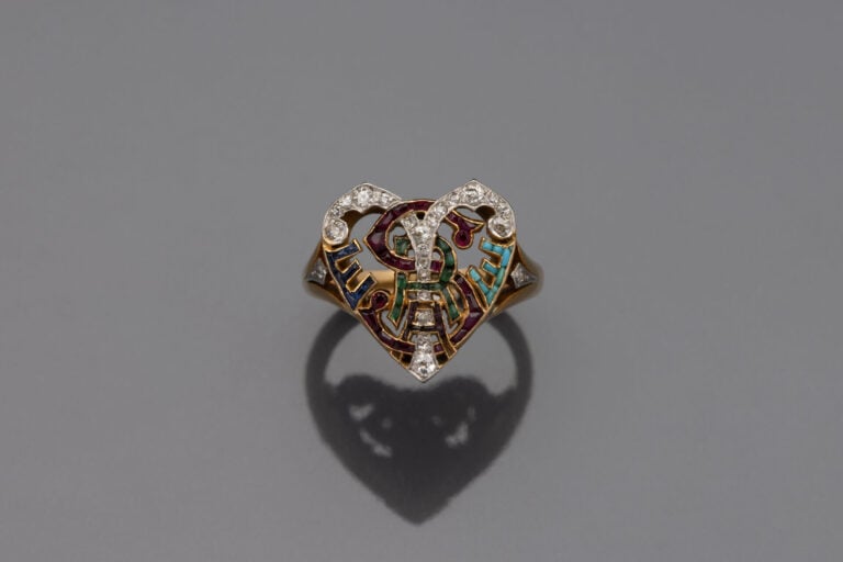 Rare BAGUE " cœur " en platine (min. 800) et or jaune (750) finement ajouré, mo…