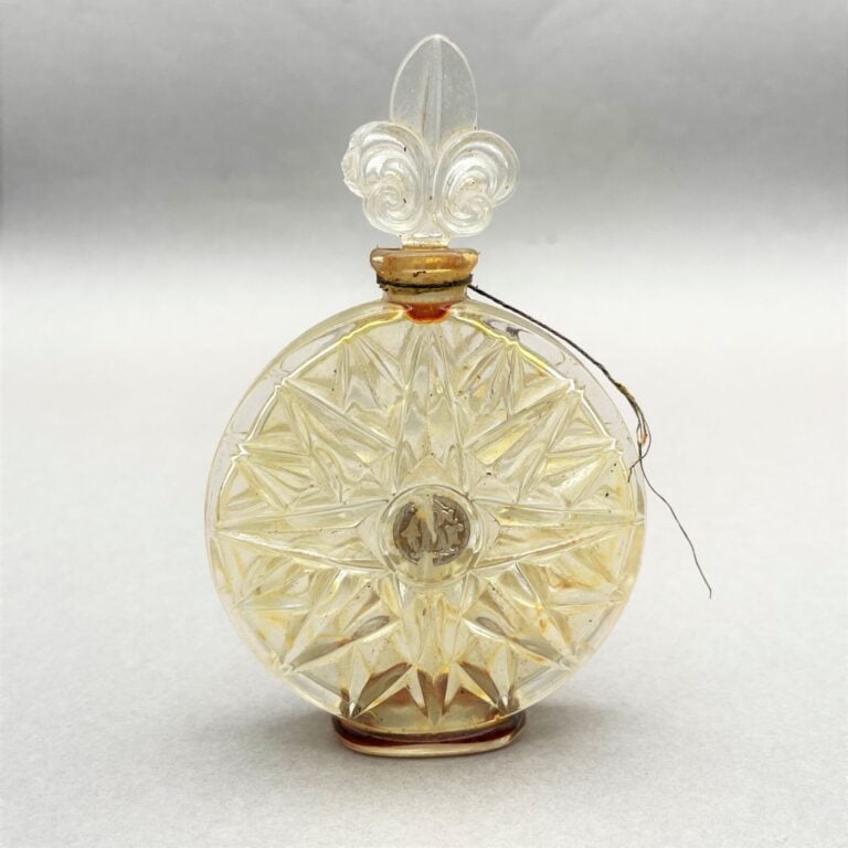 ROGER & GALLE, "Partir", (1955,) présenté dans sa boîte en forme de coupe de va…