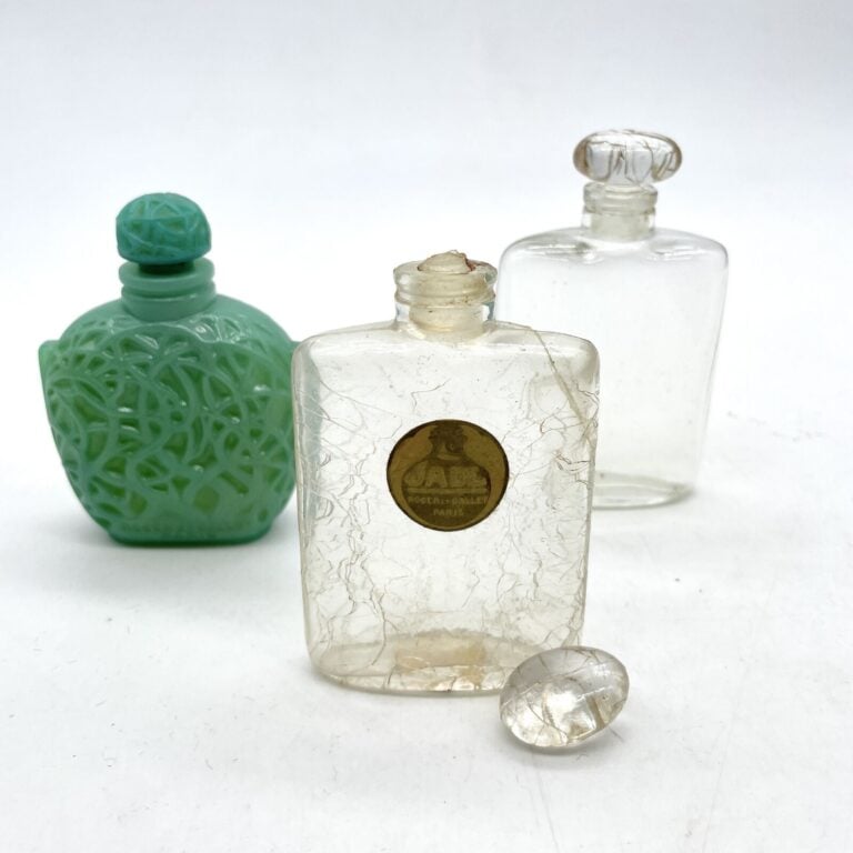 ROGER & GALLET, "Jade", 3 flacons dont : - - 2 flacons en verre blanc Lalique,…