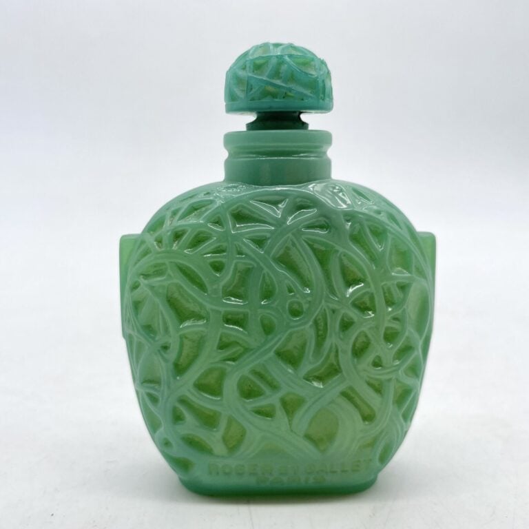 ROGER & GALLET, "Jade", 3 flacons dont : - - 2 flacons en verre blanc Lalique,…