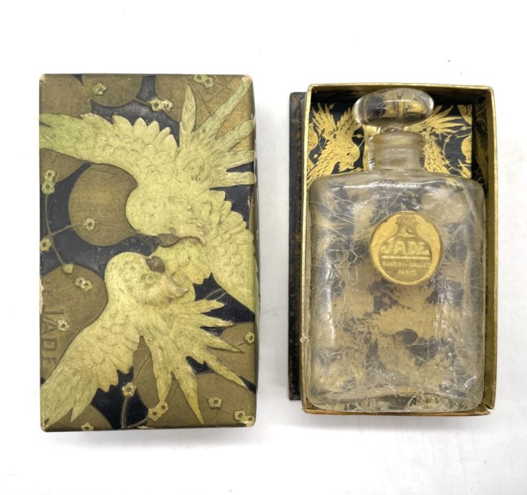 ROGER & GALLET, "Jade", 3 flacons dont : - - 2 flacons en verre blanc Lalique,…