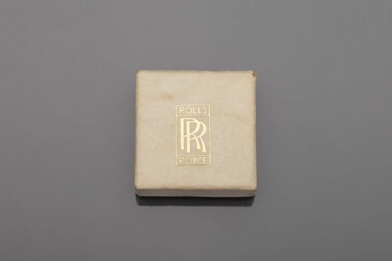 ROLLS ROYCE - Epingle en métal argenté "RR" - Dans son étui