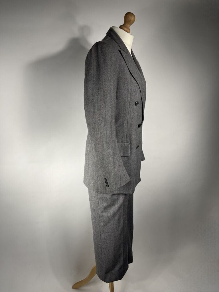 SAINT LAURENT RIVE GAUCHE, circa 1980 - Ensemble en lainage gris rayé rose : ve…