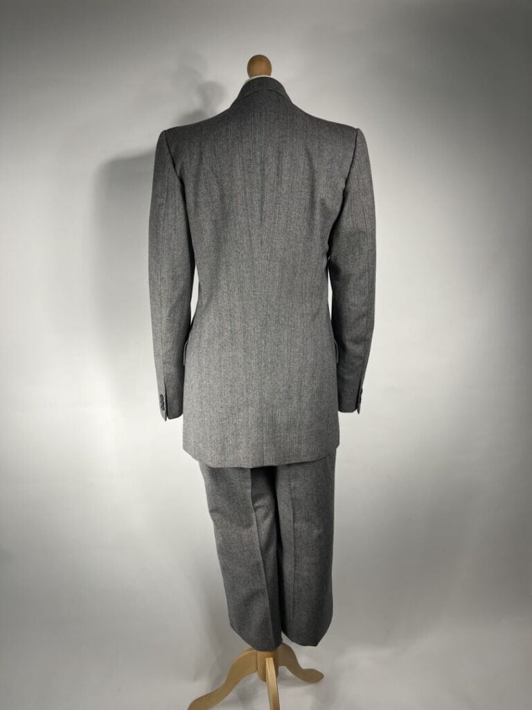 SAINT LAURENT RIVE GAUCHE, circa 1980 - Ensemble en lainage gris rayé rose : ve…