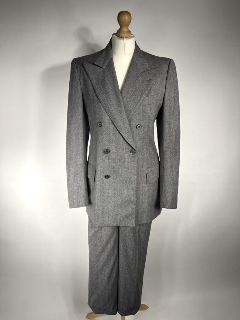 SAINT LAURENT RIVE GAUCHE, circa 1980 - Ensemble en lainage gris rayé rose : ve…