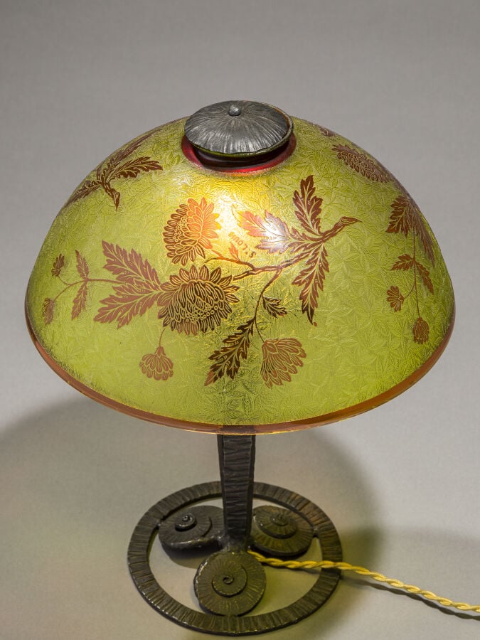SAINT-LOUIS - Lampe de table à piétement en fer forgé martelé enserrant un réfl…