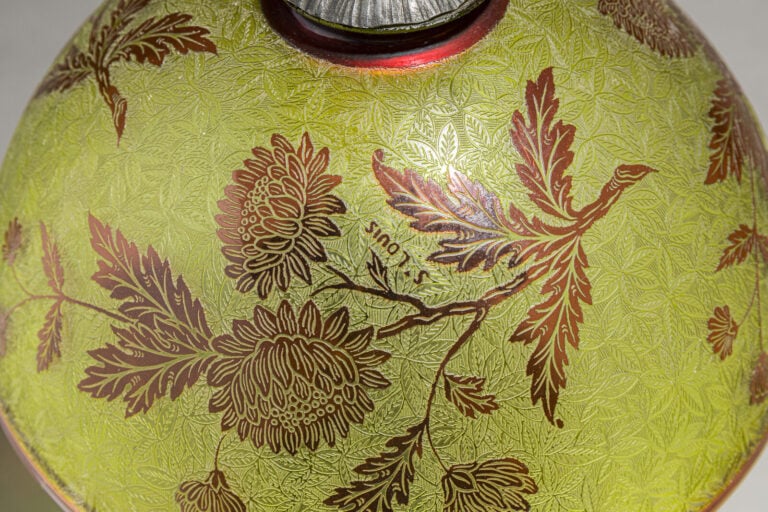 SAINT-LOUIS - Lampe de table à piétement en fer forgé martelé enserrant un réfl…