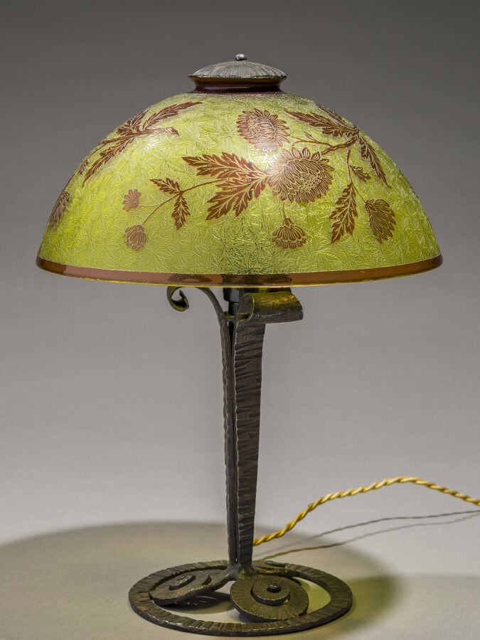 SAINT-LOUIS - Lampe de table à piétement en fer forgé martelé enserrant un réfl…