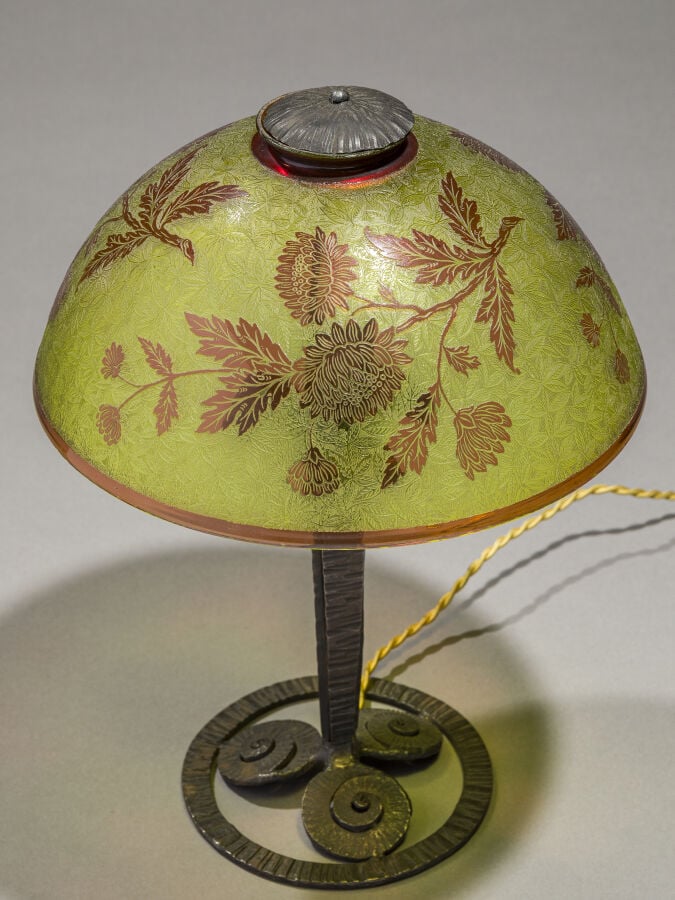 SAINT-LOUIS - Lampe de table à piétement en fer forgé martelé enserrant un réfl…