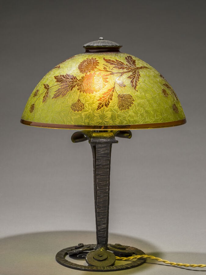 SAINT-LOUIS - Lampe de table à piétement en fer forgé martelé enserrant un réfl…