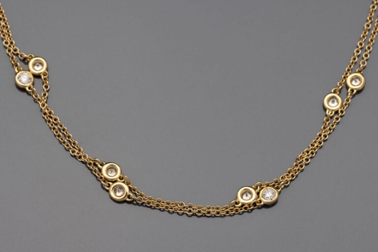 SAUTOIR en or jaune (750‰) serti de diamants taille brillant en serti clos. - L…