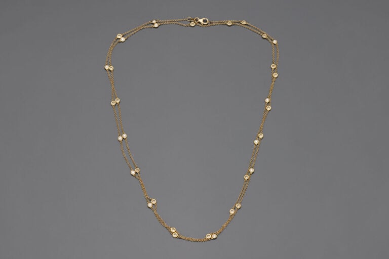 SAUTOIR en or jaune (750‰) serti de diamants taille brillant en serti clos. - L…