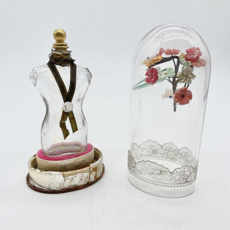 SCHIAPARELLI, "Schocking", (1948), buste emblématique sous son globe en verre,…