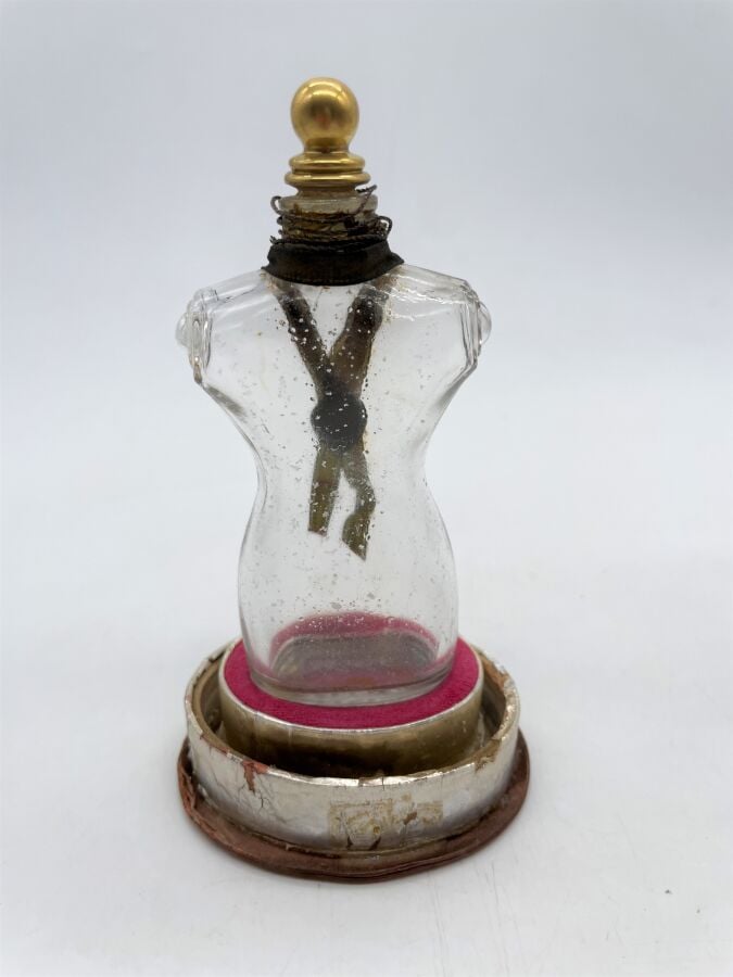SCHIAPARELLI, "Schocking", (1948), buste emblématique sous son globe en verre,…