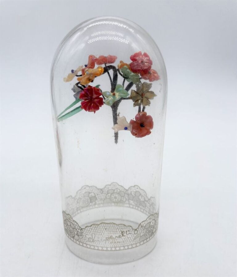 SCHIAPARELLI, "Schocking", (1948), buste emblématique sous son globe en verre,…