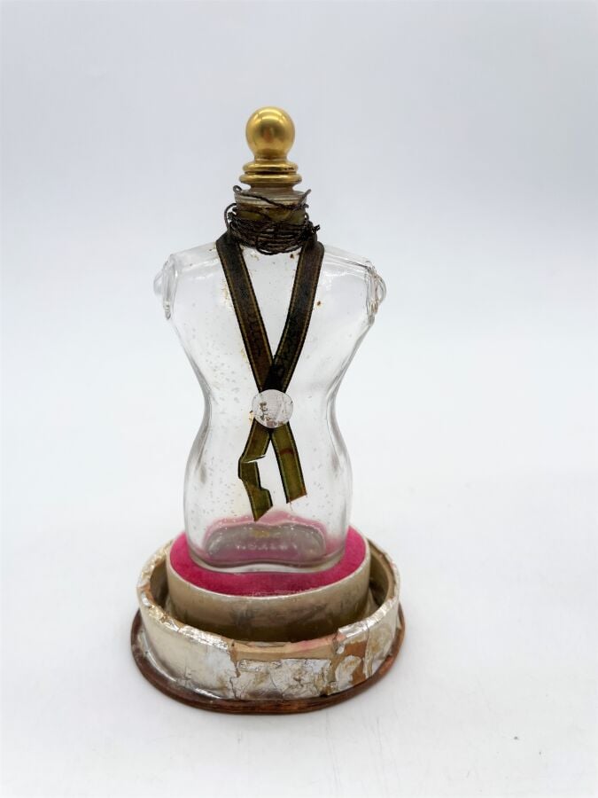 SCHIAPARELLI, "Schocking", (1948), buste emblématique sous son globe en verre,…