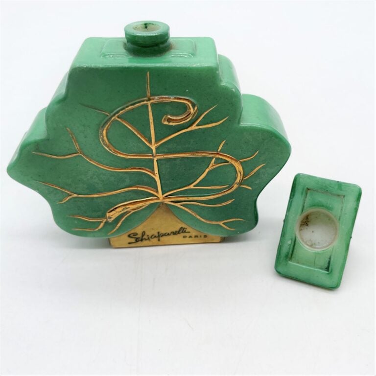 SCHIAPARELLI, "Succès fou", flacon en opaline blanche teintée vert et or, - H.9…
