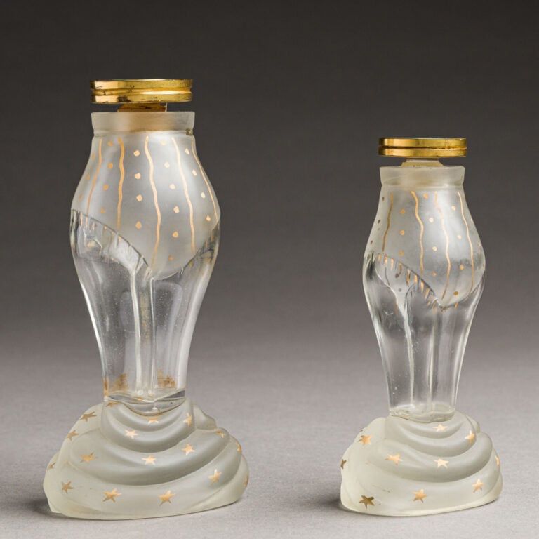 SCHIAPARELLI, "Zut", (1948), 2 flacons en verre blanc rehaussé or, bouchon émer…