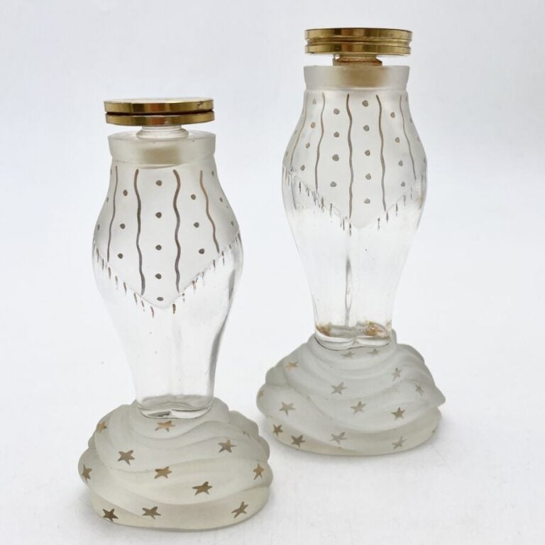 SCHIAPARELLI, "Zut", (1948), 2 flacons en verre blanc rehaussé or, bouchon émer…
