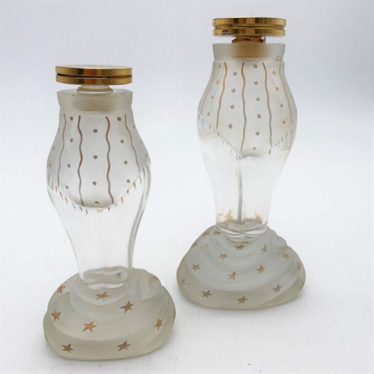 SCHIAPARELLI, "Zut", (1948), 2 flacons en verre blanc rehaussé or, bouchon émer…
