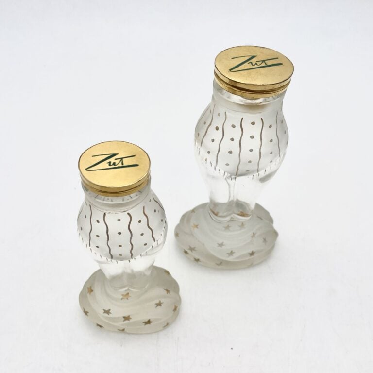 SCHIAPARELLI, "Zut", (1948), 2 flacons en verre blanc rehaussé or, bouchon émer…