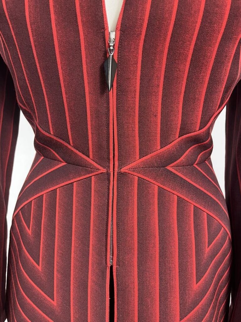 THIERRY MUGLER Couture - Ensemble en lainage rayé rouge : Veste cintrée, fermet…