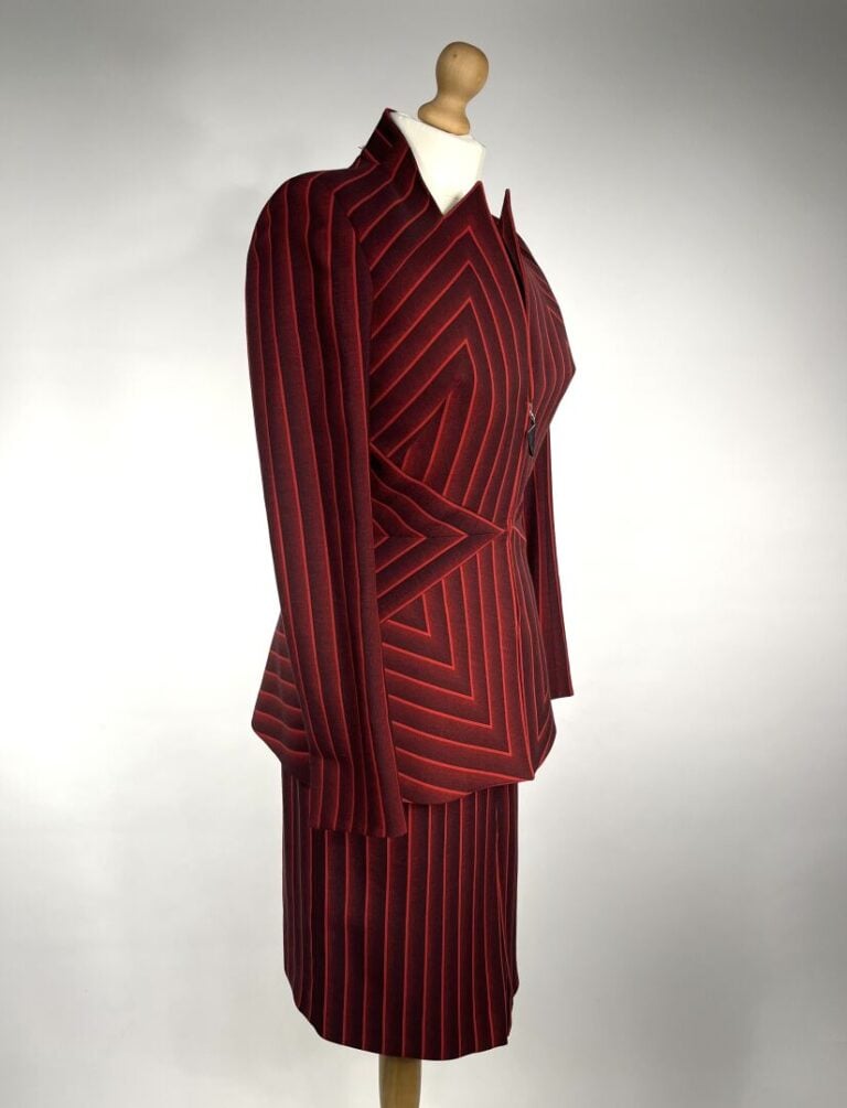 THIERRY MUGLER Couture - Ensemble en lainage rayé rouge : Veste cintrée, fermet…