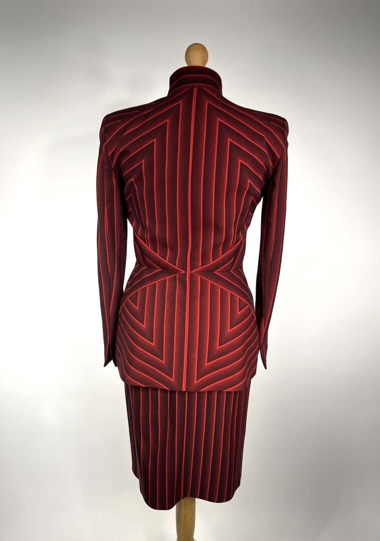 THIERRY MUGLER Couture - Ensemble en lainage rayé rouge : Veste cintrée, fermet…