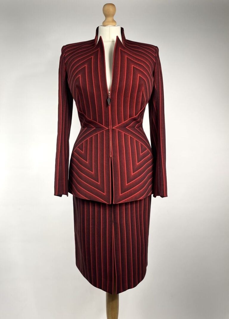 THIERRY MUGLER Couture - Ensemble en lainage rayé rouge : Veste cintrée, fermet…