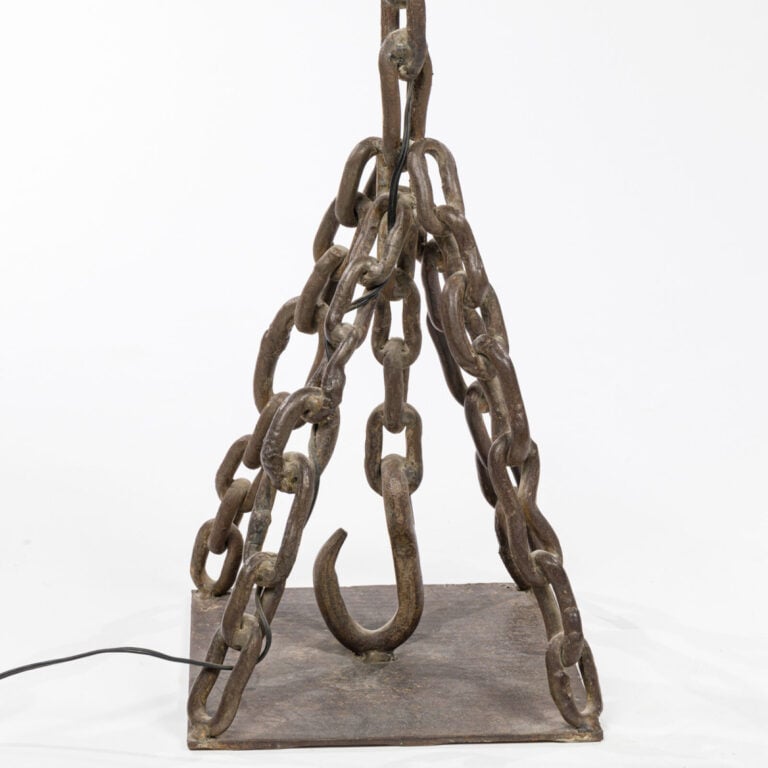 Travail brutaliste - Lampadaire en fer représentant une chaîne - H : 146 cm