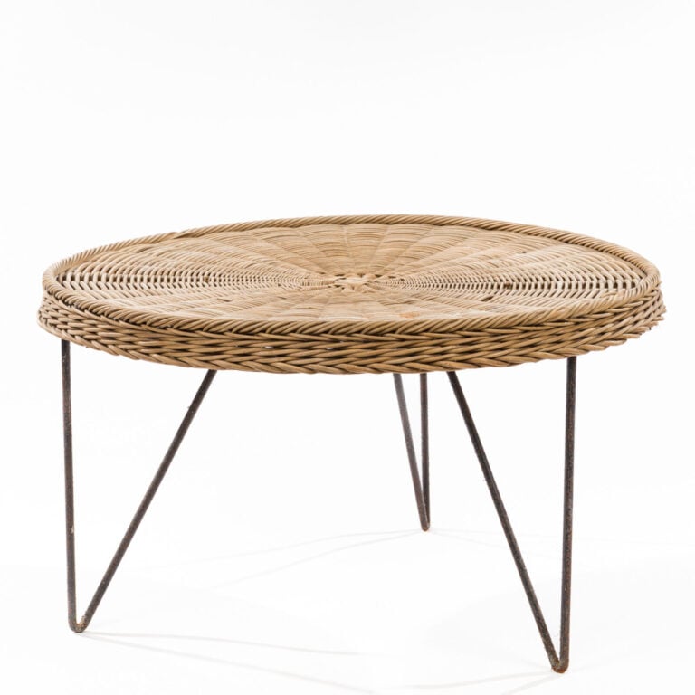 Travail des années 60 - Table basse, plateau circulaire en rotin, piètement tri…