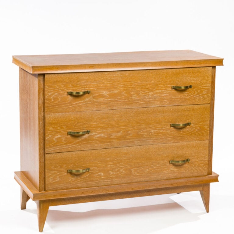 Travail français - Commode en chêne cerusé ouvrant par trois tiroirs en façade,…