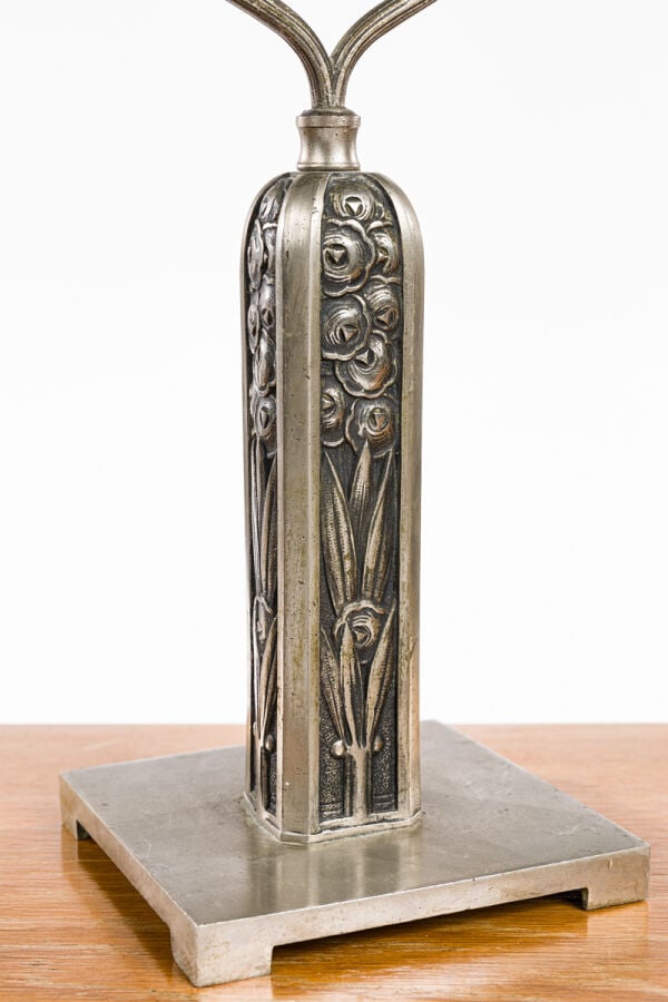 Travail français - Lampe de bureau en bronze argenté, fut quadrangulaire à déco…
