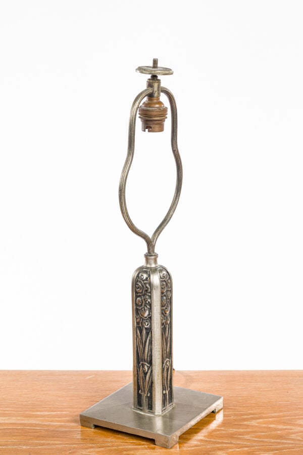 Travail français - Lampe de bureau en bronze argenté, fut quadrangulaire à déco…