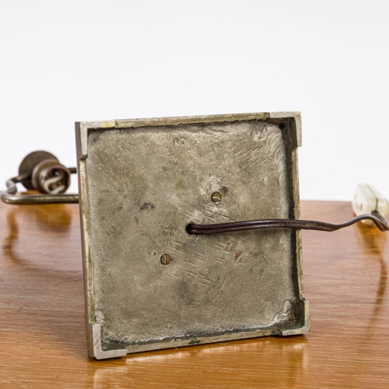 Travail français - Lampe de bureau en bronze argenté, fut quadrangulaire à déco…