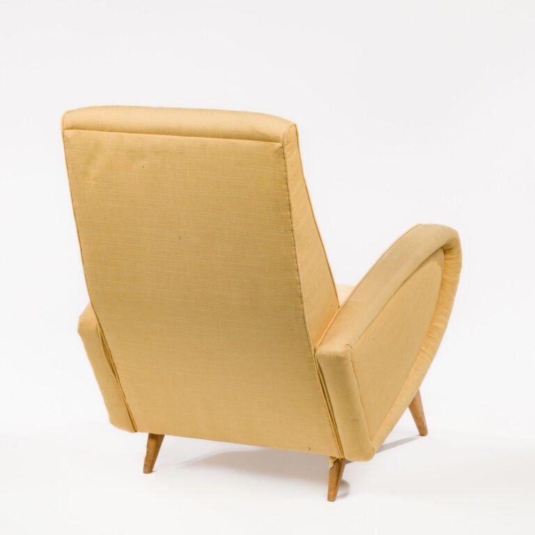 Travail ITALIEN 1950-1960 - Fauteuil en hêtre teinté à dossier haut droit et ac…