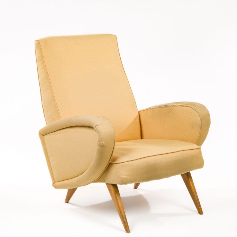 Travail ITALIEN 1950-1960 - Fauteuil en hêtre teinté à dossier haut droit et ac…