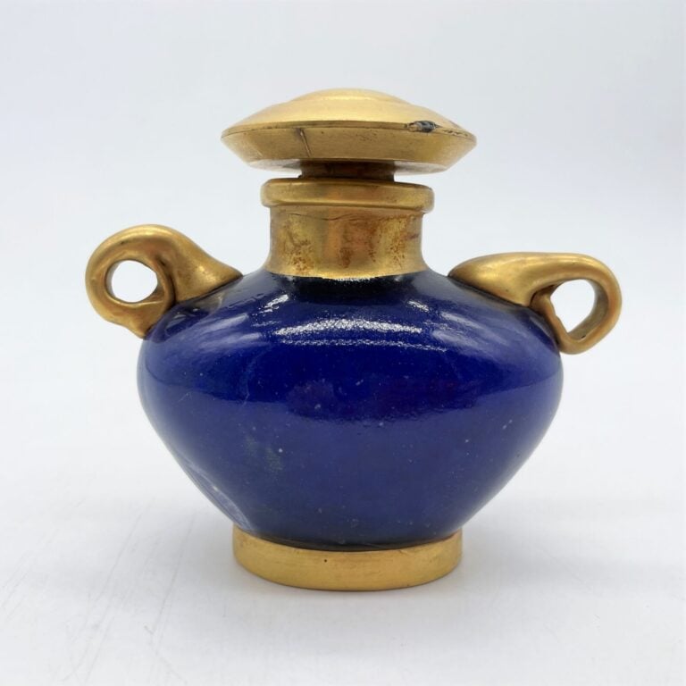 VOLNAY, "Ambre de Siam", (vers 1920), flacon en forme de vase, cristal blanc te…