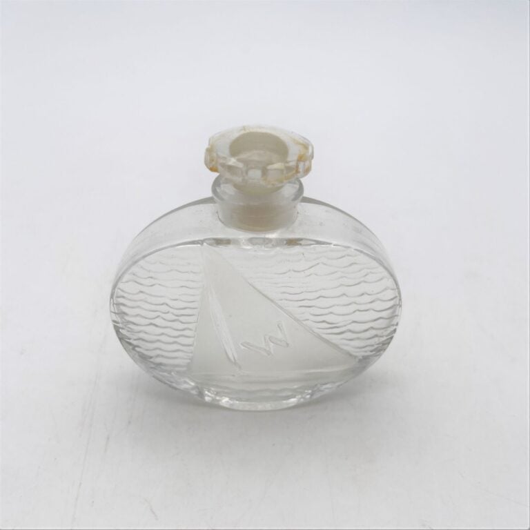 WORTH, "Partir", flacon de René Lalique en verre blanc, représentant un petit v…