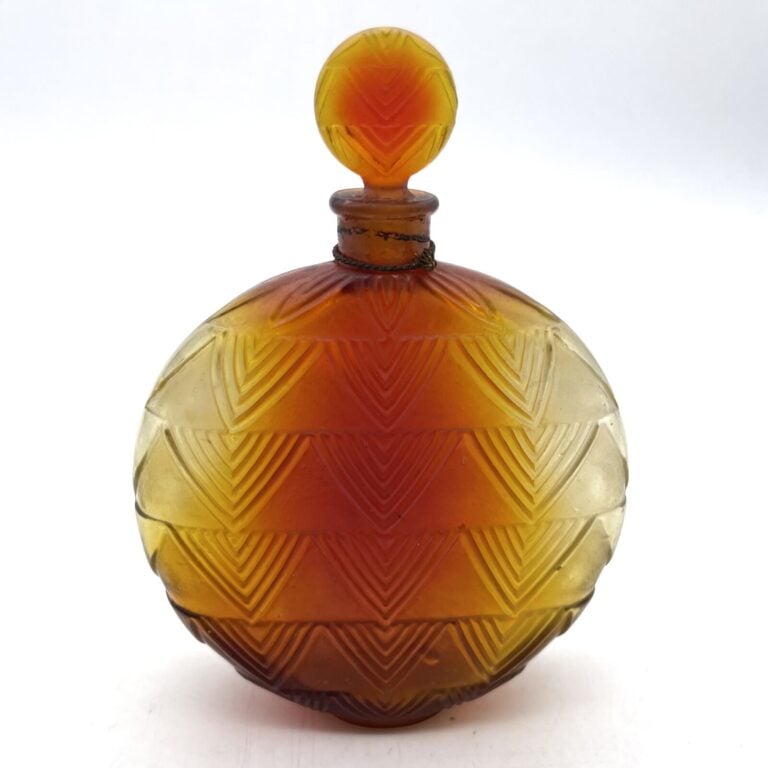 WORTH, "Vers le jour", (1925), flacon René Lalique en verre ambré à godrons, de…