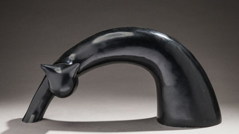 Xavier ALVAREZ (1949- ) - Chat furtif - Bronze à patine noire, signé en numérot…